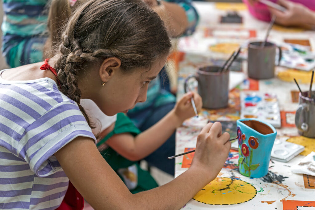 Girl who paints a ceramic bowl